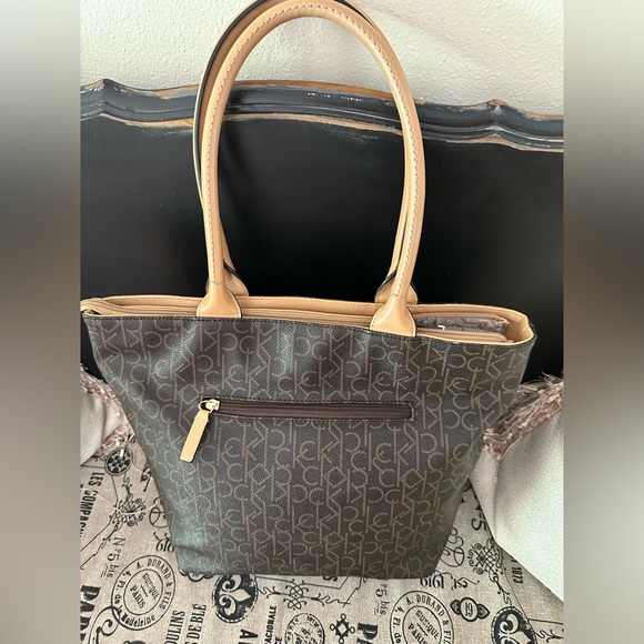 Calvin Klein - Picture 2 of 2